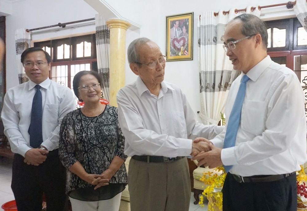 市委書記阮善仁（右一）親切問候陳鴻軍教授。（圖源：越通社）