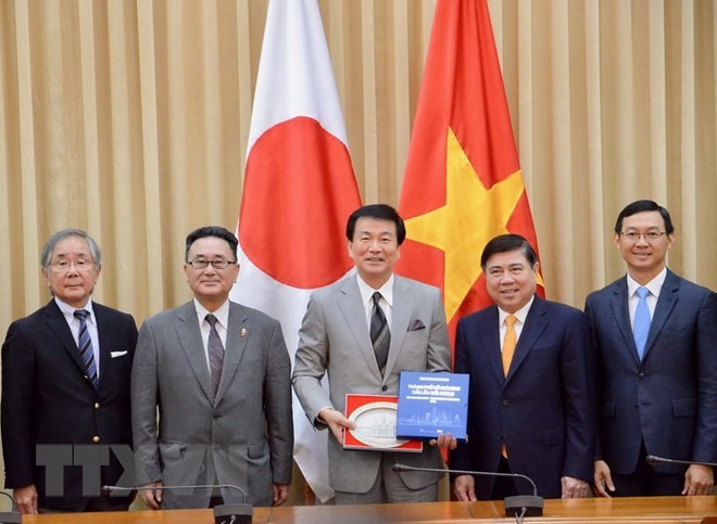 市人委會主席阮成鋒（右二）向日本千葉縣知事森田健作閣下贈送紀念品。（圖源：越通社）