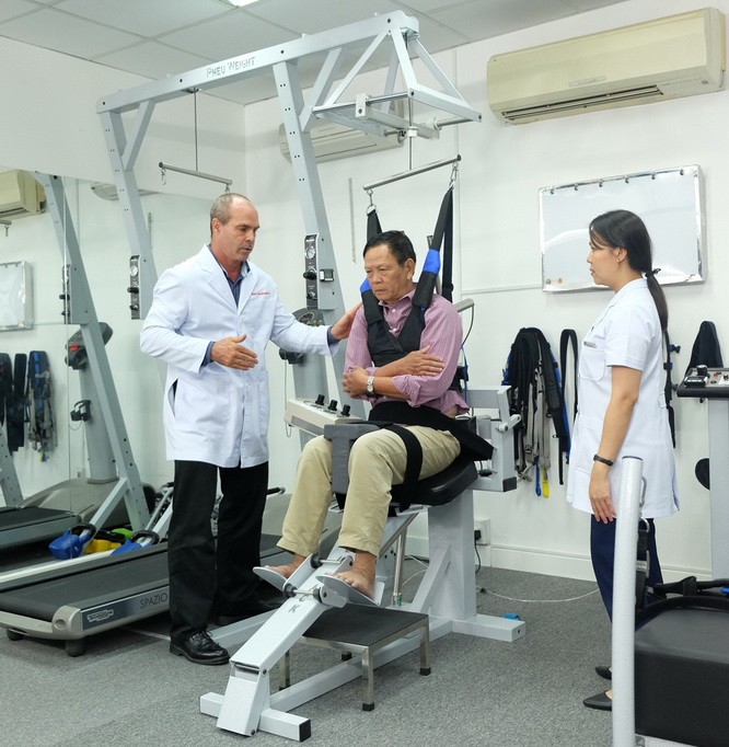 腦卒中後病人接受ACC康復治療。