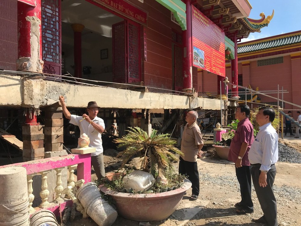 負責人視察觀音閣升高工程。