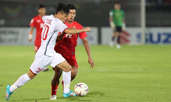 越南隊英德帶球進攻。