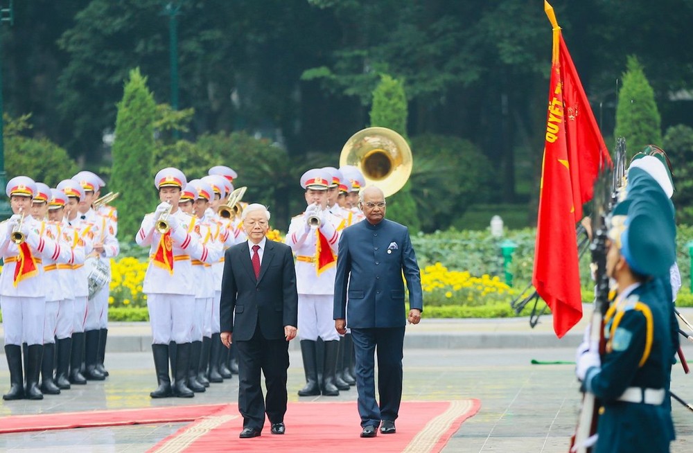 黨中央總書記、國家主席阮富仲與印度總統科溫德 檢閱儀仗隊。（圖源：日北）