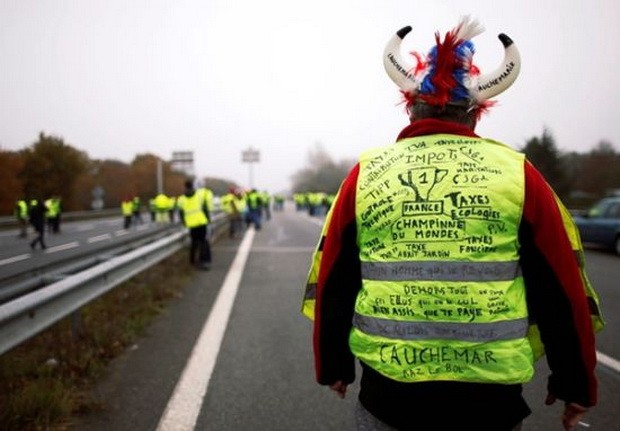 法將提高燃料稅　數百城市捲入抗議活動 ảnh 1