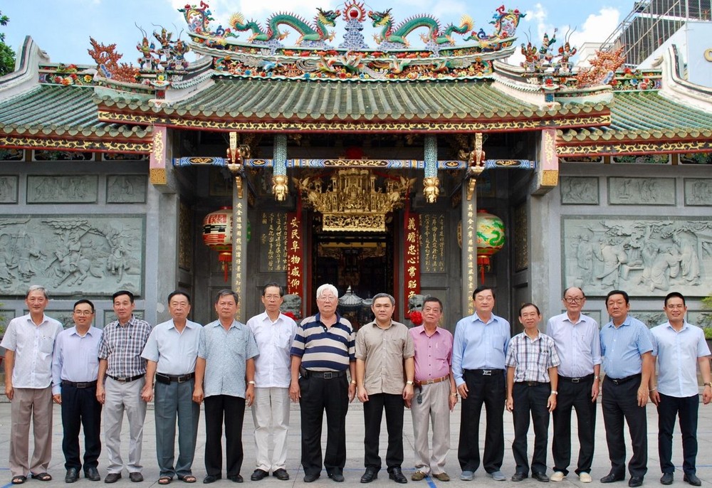 市民族處新主任黃文鴻玉(右七)和陪同團與義安會館理事 會合照留念。