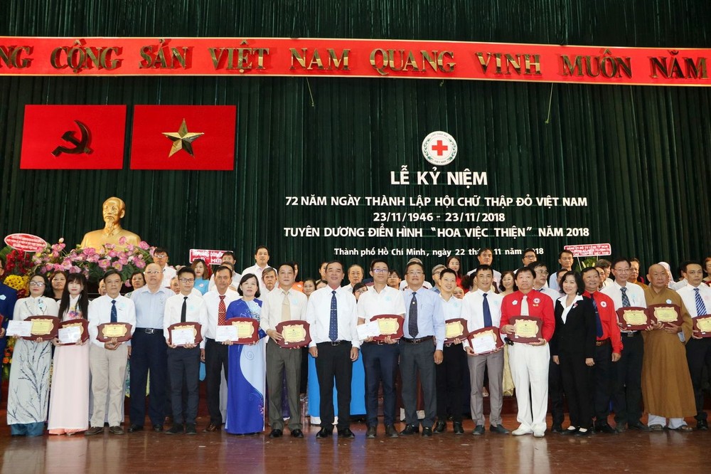 單位和個人獲得「慈善之花」紀念章。