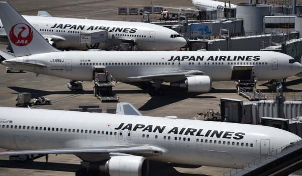 日本航空公司(JAL)21日超賣機位，加上花不少時間協調乘客，罕見造成飛往福岡機場的末班機被迫取消，約400名乘客受影響。（示意圖源：AFP）