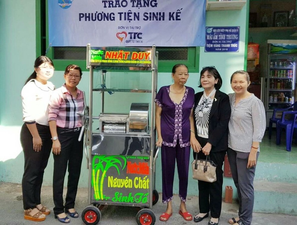 華人婦女尤氏梅獲贈送謀生工具。