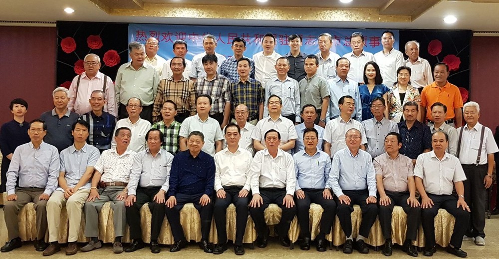 吳駿總領事、郝志剛副總領事與各位參贊、領事同市華文教育輔助會工作人員合照。