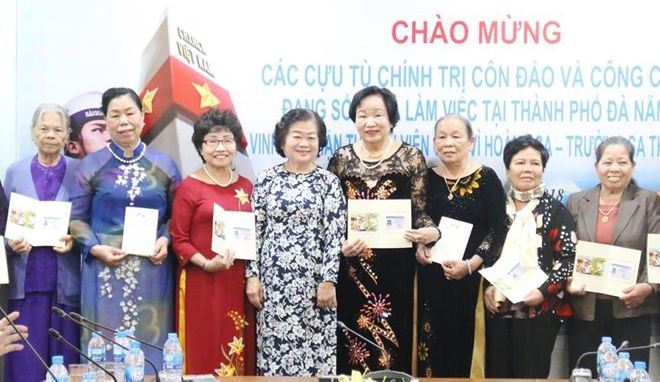 原國家副主席張美華（左四）向原崑崙島監獄政治犯頒發“為親愛黃沙與長沙”俱樂部會員證。（圖源：清情）