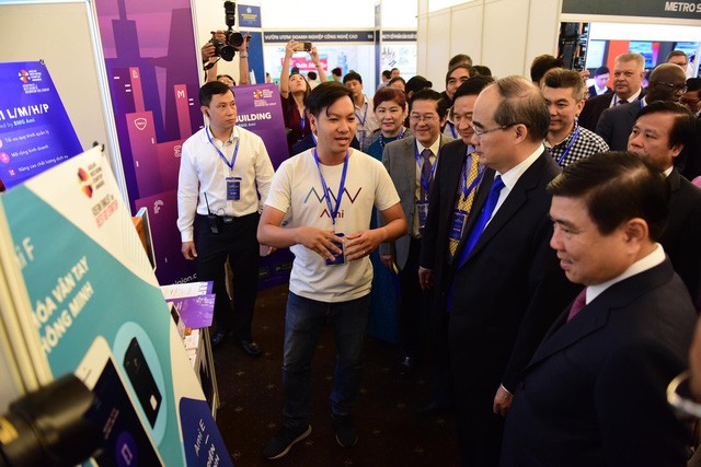 市委書記阮善仁(右二)與市人委會主席阮成鋒(右一)參觀高科技展位。（圖源：光定）