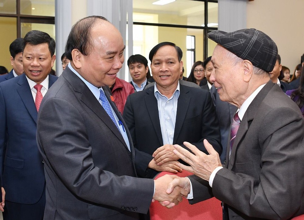 政府總理阮春福與選民接觸。（圖源：光孝）