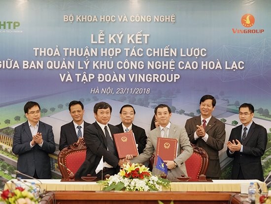 和樂高科技園區管委會代表與Vingroup集團代表簽署和樂高科技園區建設發展戰略合作協議。