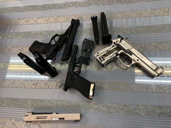 被查獲的違禁品手槍3把和子彈4盒。（圖源：山榕）