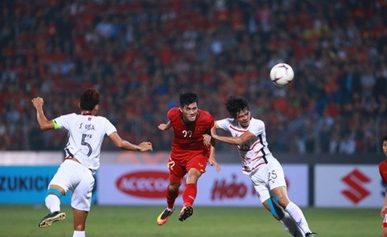 進靈(紅衣)攻破柬埔寨城門瞬間。（圖源：互聯網）