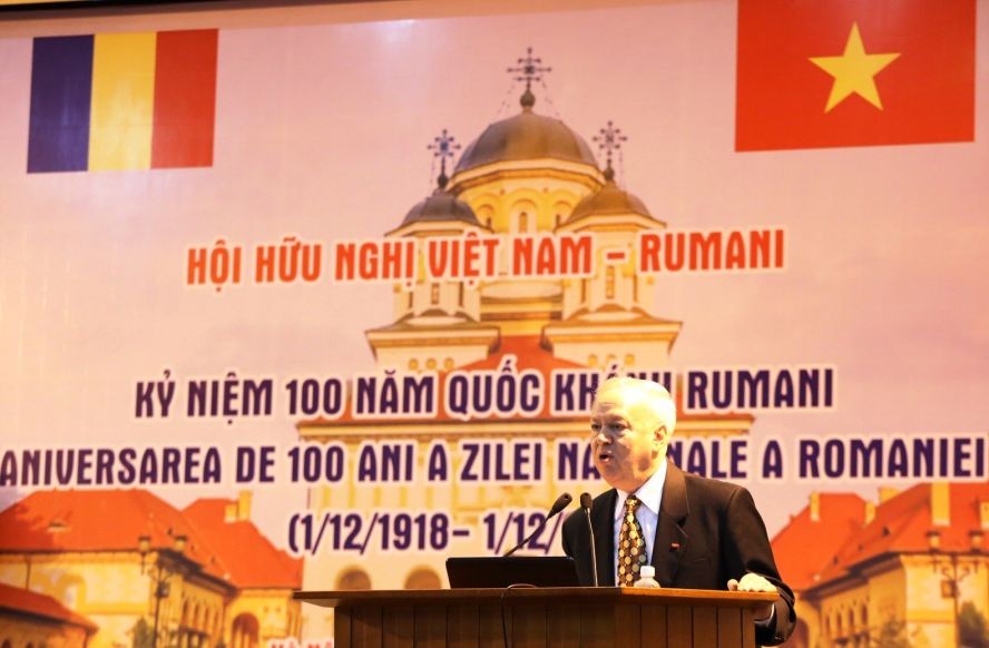 羅馬尼亞駐越特命全權大使Valerui Arteni在紀念會上致詞。（圖源：慶蘭）
