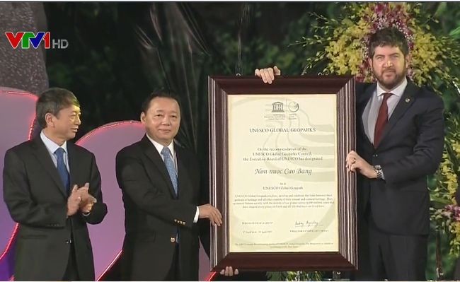 高平省山水全球地質公園稱號迎接儀式一瞥。（圖源：諒山報）