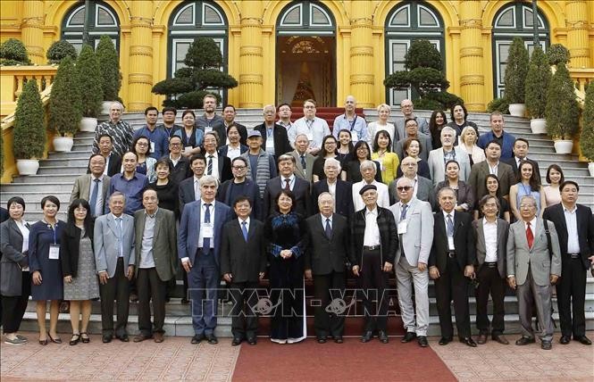 國家副主席鄧氏玉盛（前中）在主席府前與音樂家和藝人代表團合影留念。（圖源：越通社）