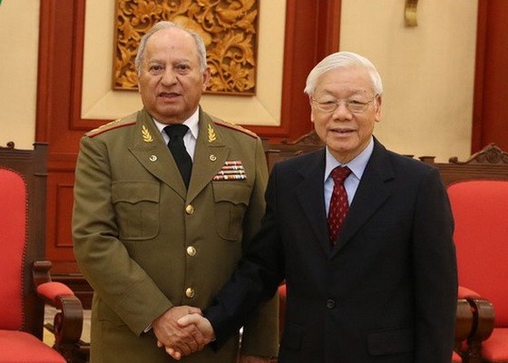 黨中央總書記、國家主席阮富仲接見古巴共產黨中央政治局委員、古巴共和國各革命武裝力量部長萊奧波爾多‧辛特拉‧弗里亞斯。（圖源：VOV）