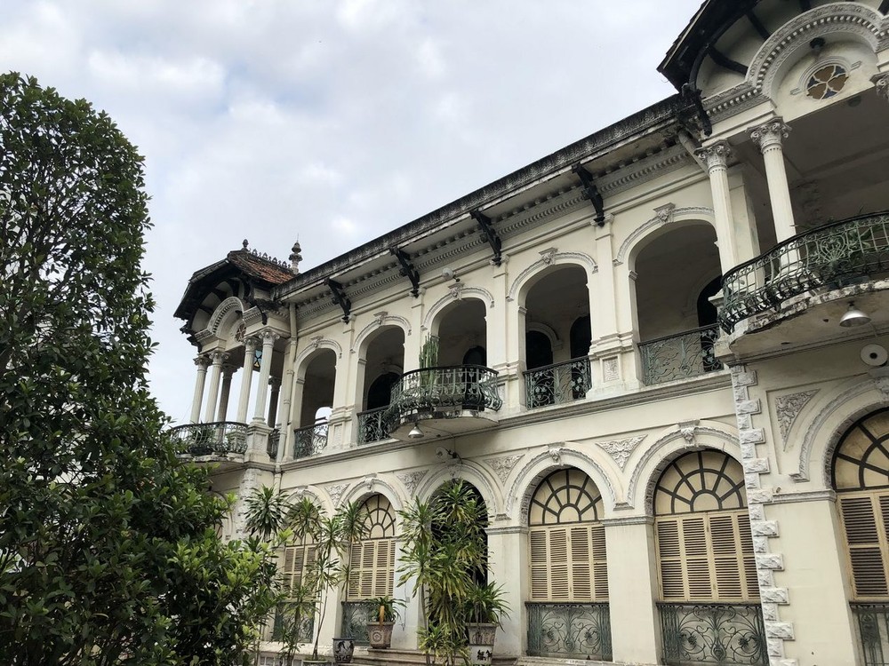 位於第三郡武文秦街 110 - 112 號的老別墅得以完整保留下來。