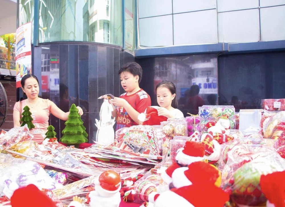消費者在選購聖誕裝飾用品。