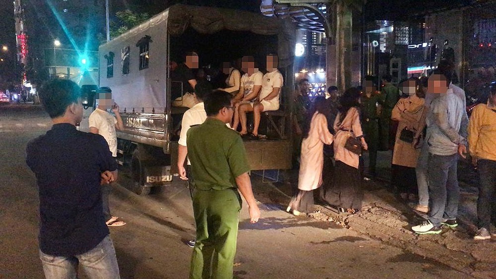 經檢查後，警察把70名男女押往派出所做毒品檢測。（圖源：丹元）