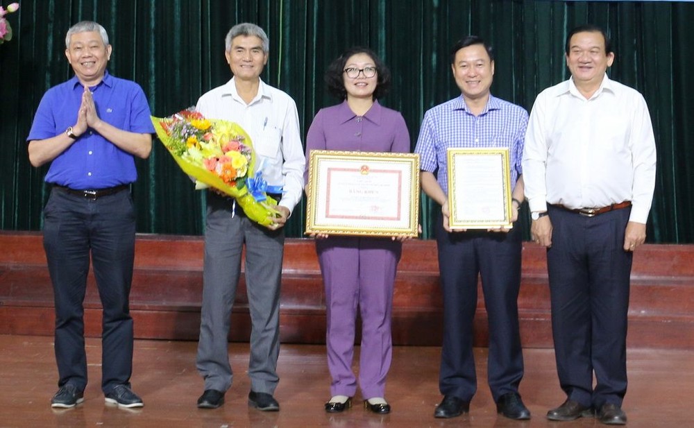 市領導向第五郡脫貧指委會頒贈獎狀。