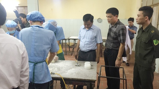 食品安全局工作團檢查某食品生產單位。