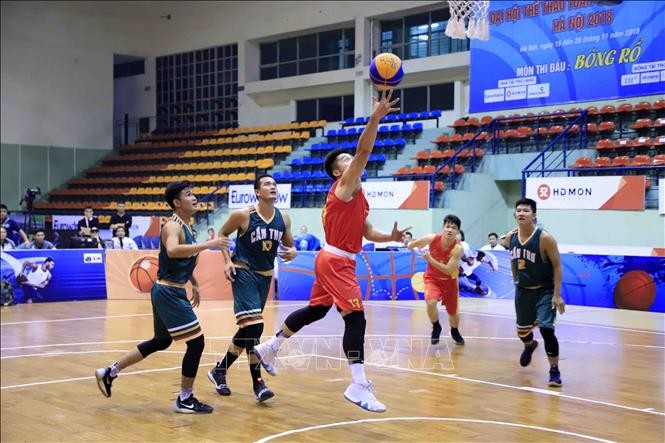 胡志明市隊（紅衣）與芹苴隊比賽一瞥。（圖源：越通社）