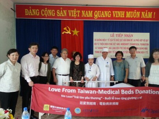 台大醫院醫學工程部技正呂重明和其他３名代表親到廣義省進行考察和贈後服務，為獲贈送病床醫院解決一些技術問題。