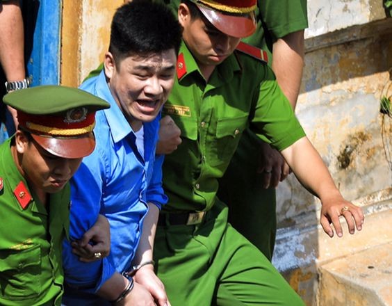 法院判刑後，法警把阮晉才押出法庭送往監獄服刑。（圖源：友科）