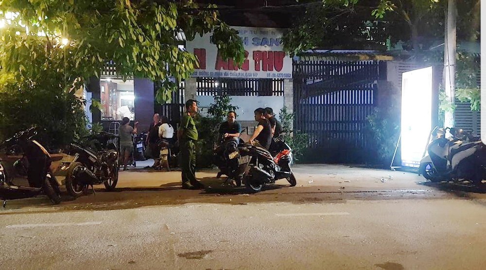 警方趕抵搶劫案發地勘查現場。（圖源：志石）