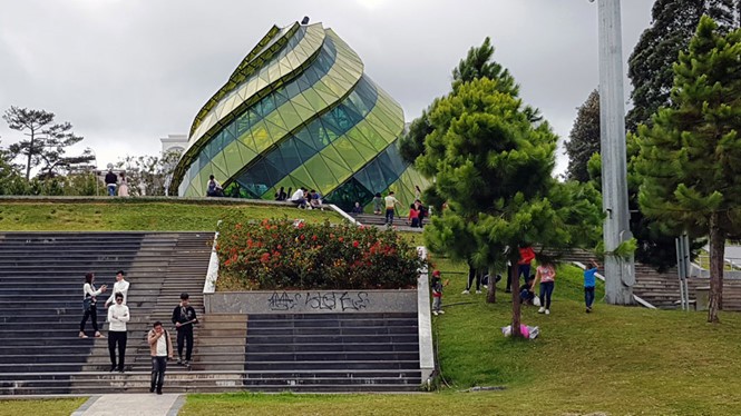 大勒市林園廣場區域被遊客塗鴉。