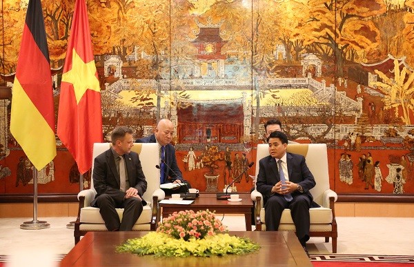 河內市人委會主席阮德鍾（前右）接見德國萊比錫（Leipzig）市第一市長托特‧保鈕。（圖源：秀英）