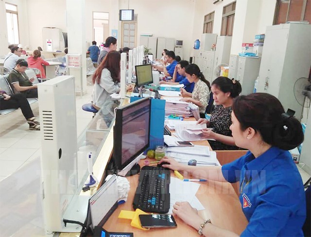 共青團員於週六值班為民眾服務。（圖源：周進祿）