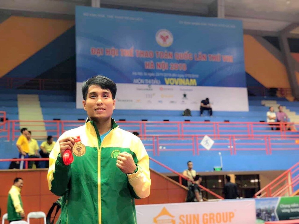 華人運動員林東旺奪得男子組“雙鍊馬刀”賽項的金牌。