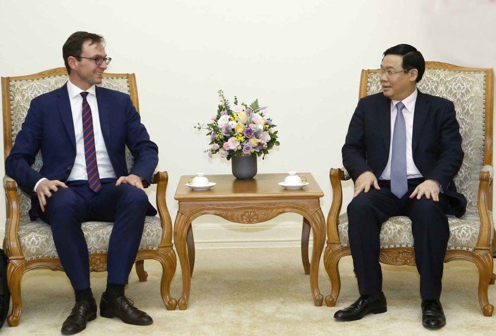 政府副總理王廷惠（右）接見經濟合作與發展組織(OECD)、國家多邊複查報告(MDCR)制定部門經理簡‧萊蘭德爾。（圖源：越通社）