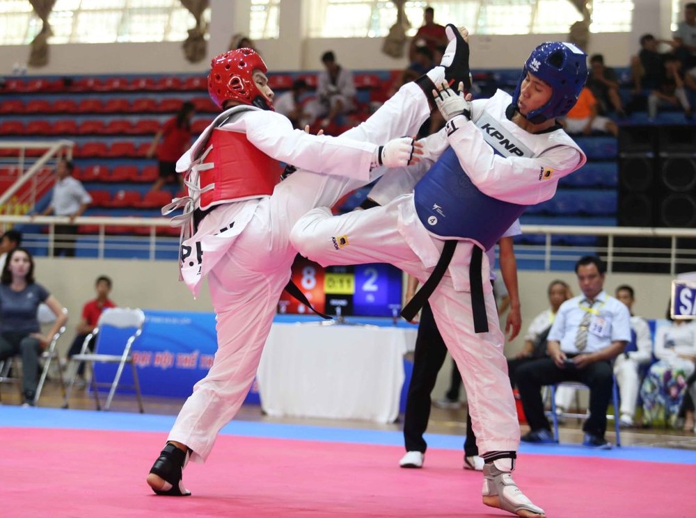 本市運動員李鴻福（紅甲）奪得金牌。（圖源：黎江）