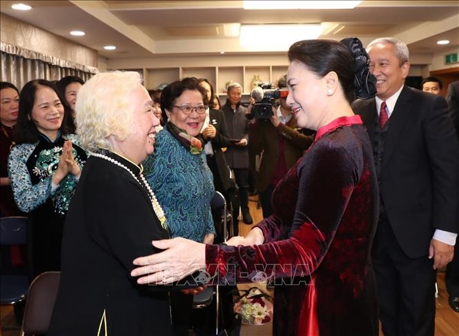 國會主席阮氏金銀看望駐韓國大使館幹部、人員與僑胞。 （圖源：越通社）