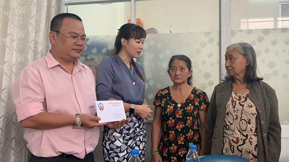 第十一郡企業家協會執委會代表分別贈送給華人婦女黃玉亮及阮金英各600萬元，以協助她們治病。