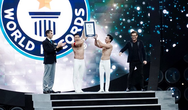 華人雜技兄弟創下新世界紀錄。（圖源：越科）