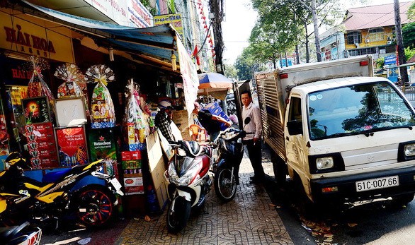店舖霸佔全部第五郡阮知方街人行道。