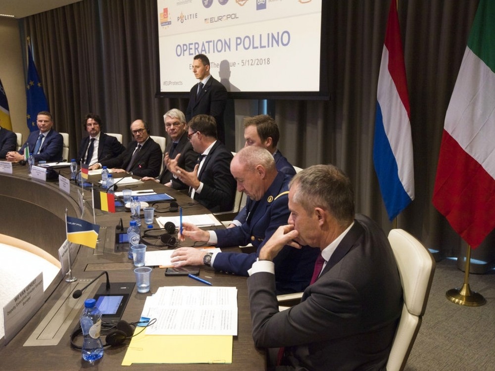 歐盟刑警組織與歐盟司法合作組織在荷蘭海牙召開聯合記者會公布行動詳情。（圖源：AP）