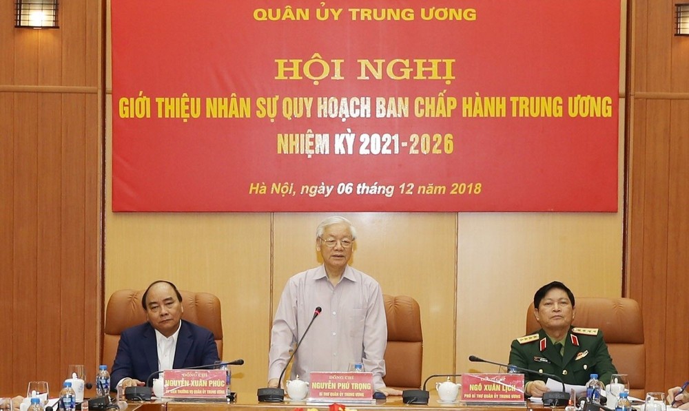 黨中央總書記、國家主席、中央軍委書記阮富仲（中）出席並主持會議。（圖源：越通社）