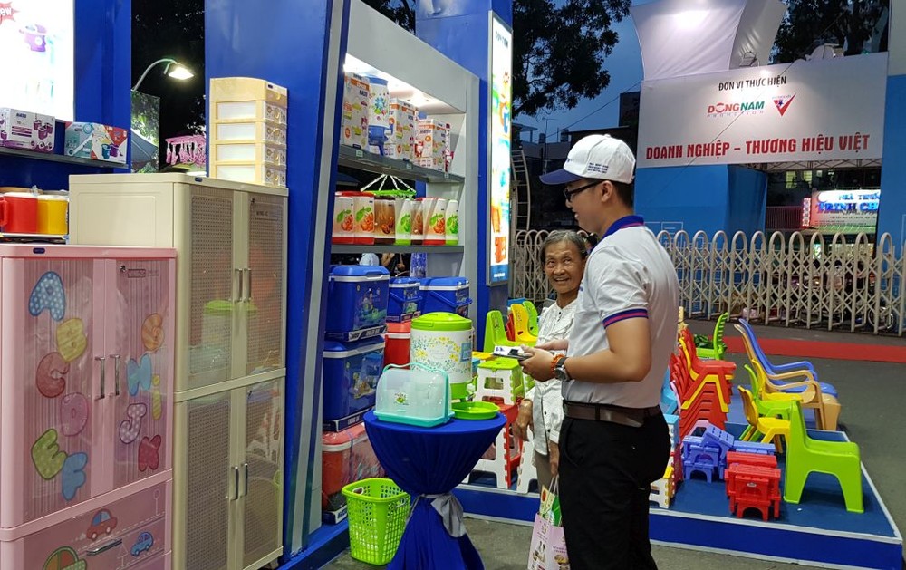 華人企業維新公司向消費者推介新產品。