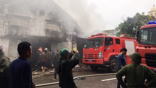 消防隊員聞訊後趕抵現場滅火。（圖源：成榮）