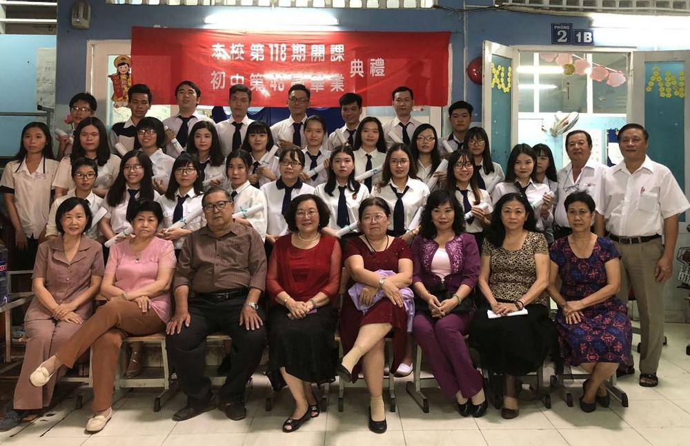 應屆畢業生與校長和老師合影。