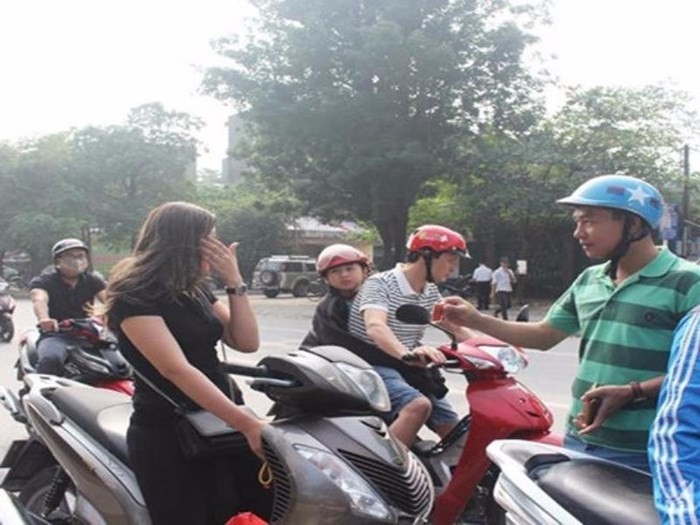 喬裝成平民的交警截停一起違反交規後，出示交警執法證。（圖源：互聯網）