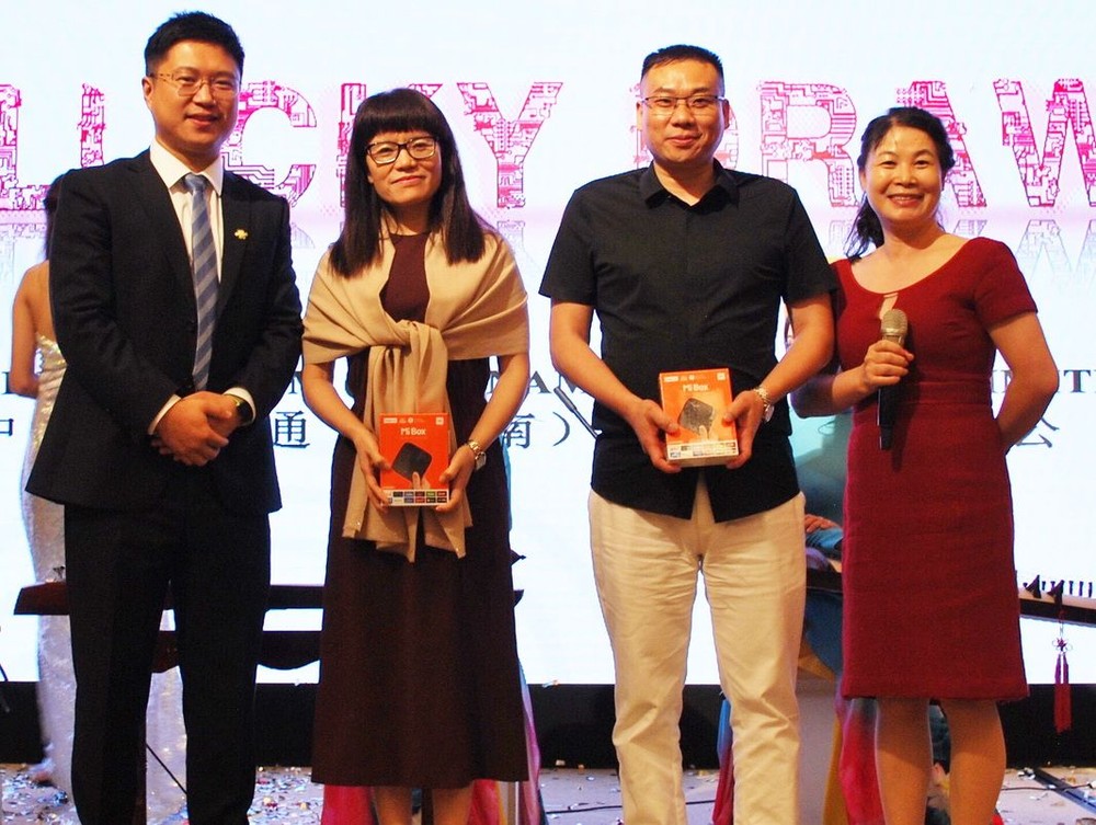 中國聯通越南總經理崔俊（左一）與中國商會本市分會秘書長吳美林（右一）向幸運兒頒發聯通產品。