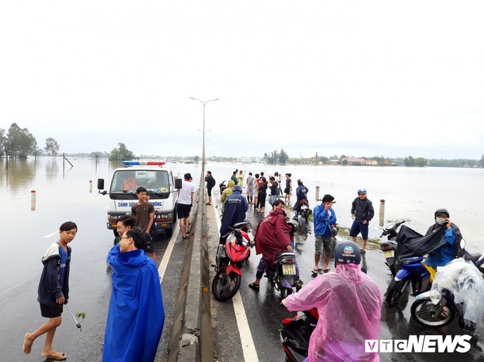 暴雨致途經廣南省 1A 國道交通癱瘓 ảnh 1