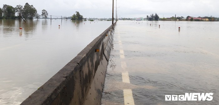 昨(10)日中午的一場大雨已使途經廣平省昇平縣平秀、平忠和平安各鄉轄區路段的1A國道頓成澤國。